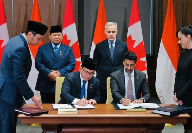 Presiden Republik Indonesia Prabowo Subianto dan Perdana Menteri Kanada Mark Carney menyaksikan upacara penandatanganan Nota Kesepahaman antara Indonesia dan Kanada yang berlangsung di West Block, Parliament Hill, Ottawa, pada Rabu (24/09/2025). [BPMI Setpres]